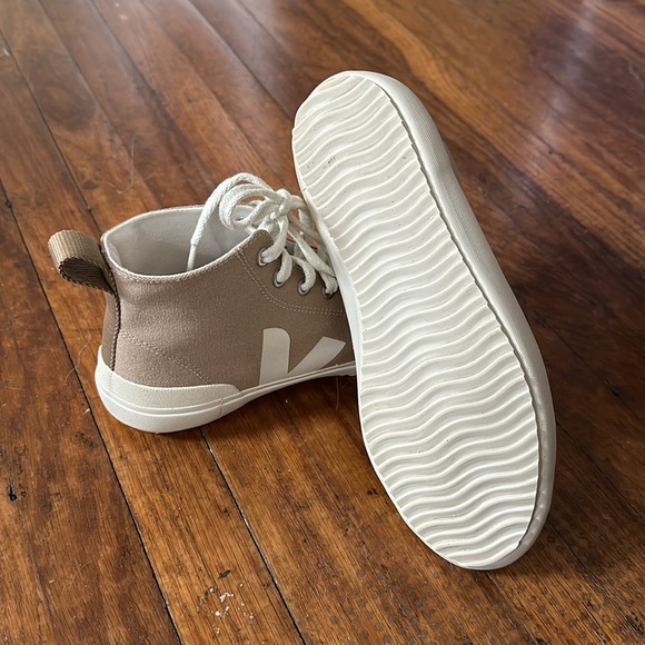 Veja High-Top Sneakers in Beige and Cream - Picture 5 of 7